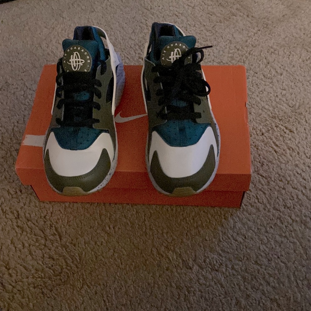 Nike  Air Huaraches Tennis Shoes